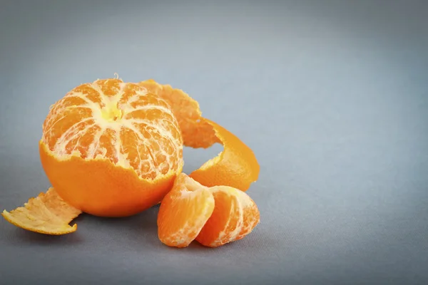 Mandarino con pelle sbucciata — Foto Stock