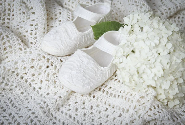 白い赤ちゃんブーツ — ストック写真