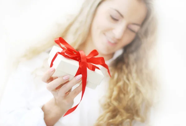 The girl with the present — Stock Photo, Image