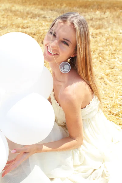 Gelukkig meisje witj witte ballonnen — Stockfoto