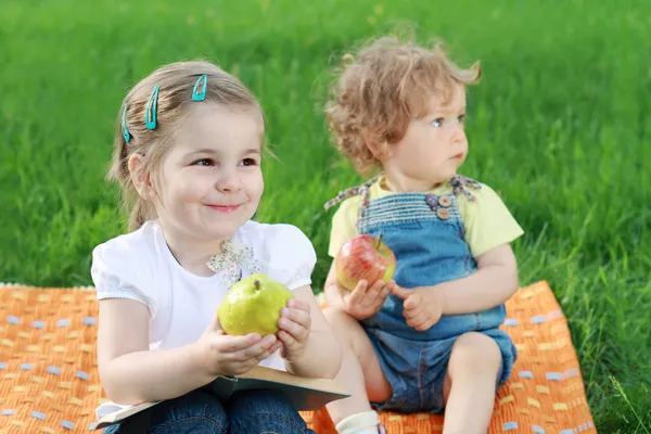 Due bambine in picnic — Foto Stock