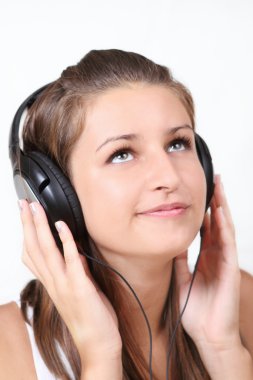 Müzik dinleyen kız