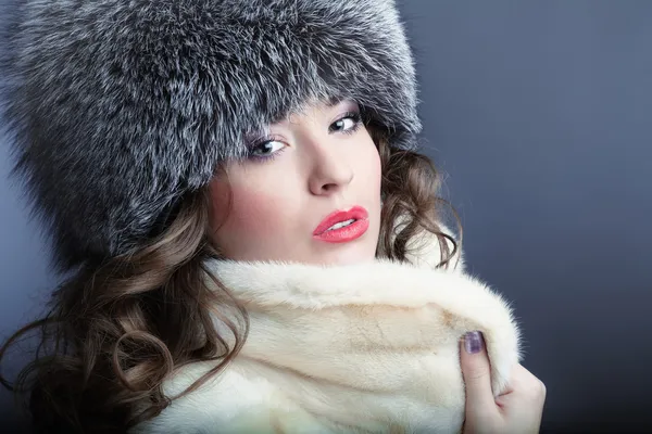 Γυναίκα σε γούνινο παλτό χειμώνα — Φωτογραφία Αρχείου