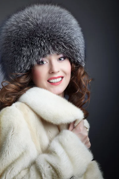 Жінка в хутрі зимове пальто — стокове фото