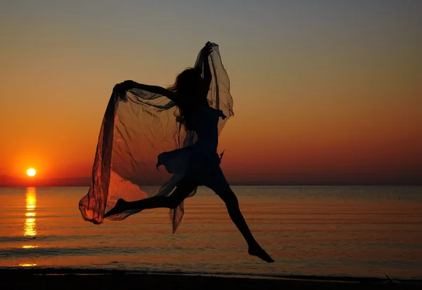 Flicka som springer på stranden — Stockfoto