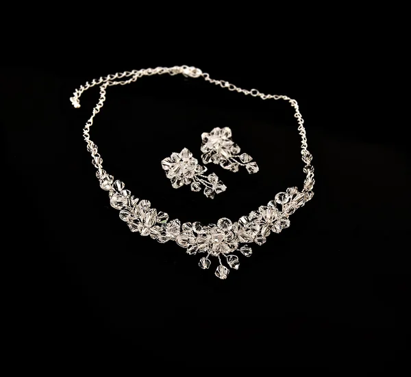 ダイヤモンドのネックレスとイヤリング — ストック写真