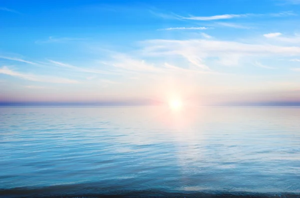 Coucher de soleil - un paysage marin calme — Photo