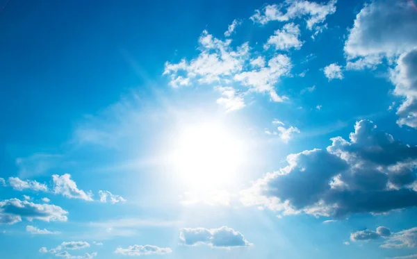 Il sole scintillante dietro le nuvole — Foto Stock