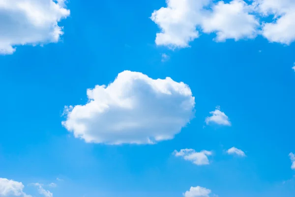 Il cielo blu e le nuvole — Foto Stock