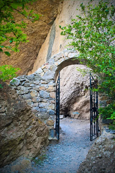 stock image Arch with the forged gates on a mountain path