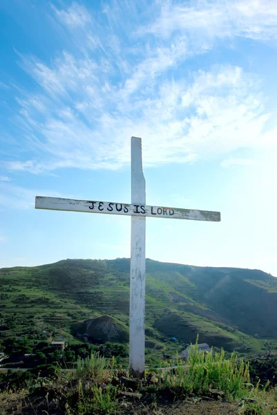 Kreuz auf Berggipfel lizenzfreie Stockbilder