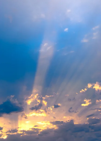 Himlen på en nedgång och solen strålar lyser igenom molnen — Stockfoto