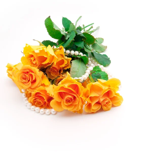 Bukett av rosor i orange med ett pärlhalsband — Stockfoto
