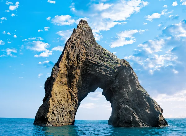 Rock in de vorm van een boog in de zee - de Krim "golden gate" — Stockfoto
