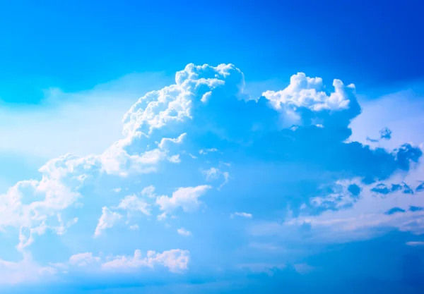 Nuvem bonita entre o céu azul Imagem De Stock