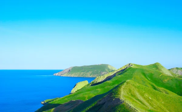 Góry ridge i niebieskie morze zatoki — Zdjęcie stockowe
