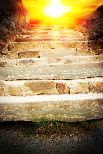 Каменная лестница, ведущая к солнцу — стоковое фото