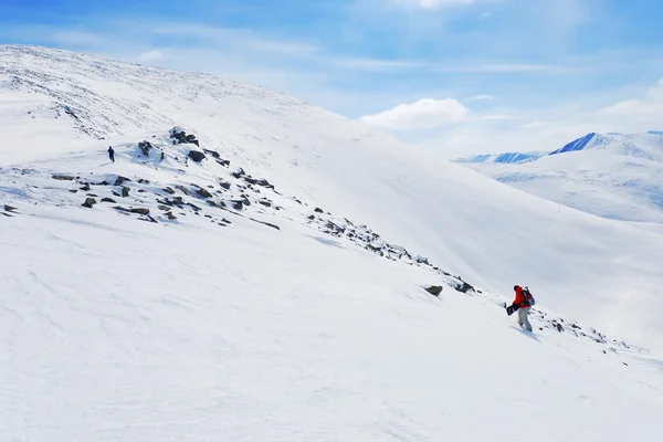 Snowboardzista backcountry, wspinaczka — Zdjęcie stockowe