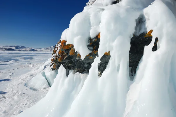 Eiszapfen auf dem Felsen — Stockfoto