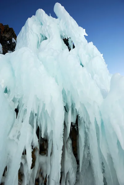 Eiszapfen auf dem Felsen — Stockfoto