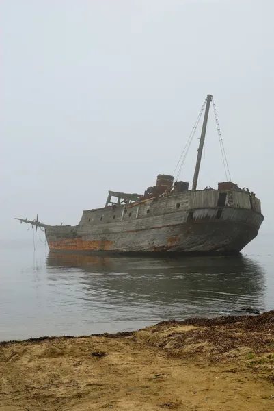 Old sunken whale-boat in fog — Stock Photo, Image