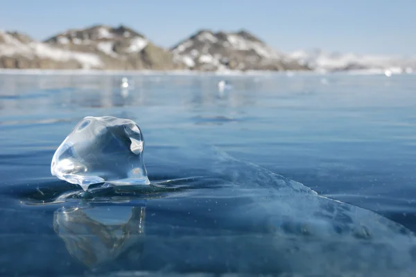 Bit av is på den frusna sjön — Stockfoto