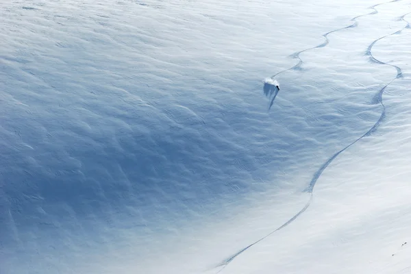 Катание на лыжах по склону — стоковое фото
