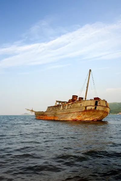 Sunken wooden sailboat — Stock Photo, Image