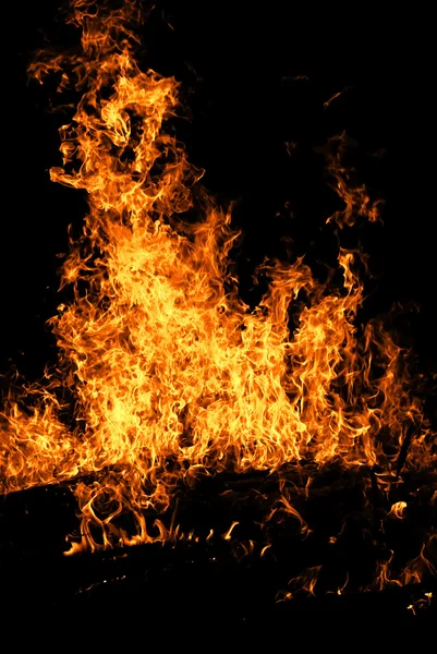 Большой огонь на черном — стоковое фото
