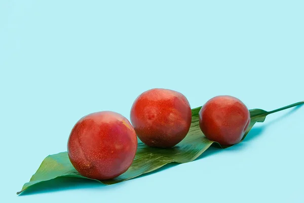 Fruits on leaf — Stock Photo, Image