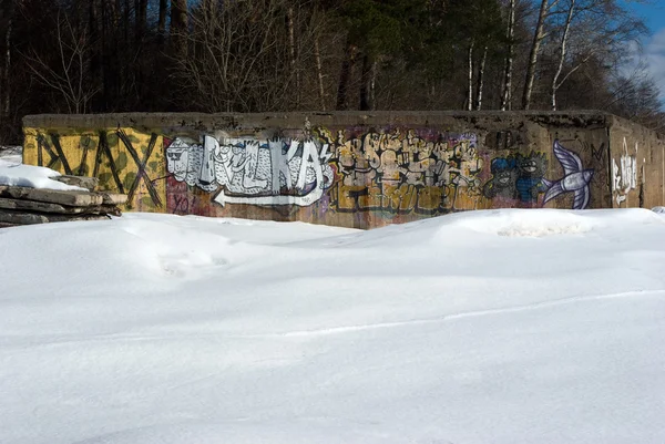 Graffiti-covered abandoned construction — Stock Photo, Image