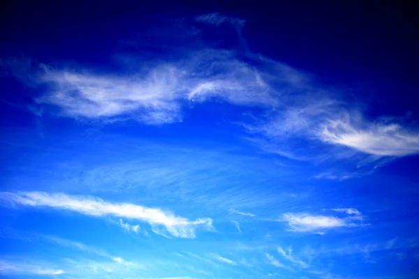 Modrá obloha bílé mraky — Stock fotografie