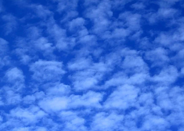 बादल के साथ नीला आकाश — स्टॉक फ़ोटो, इमेज