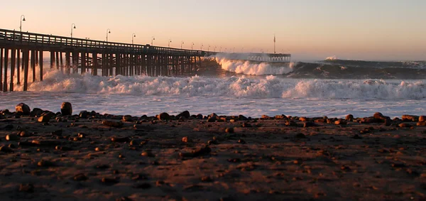 Molo di oceano onda tempesta — Foto Stock