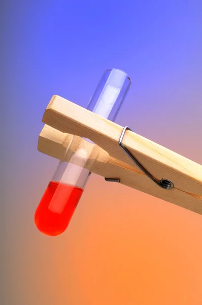 Mão segurando sangue no tubo de teste — Fotografia de Stock