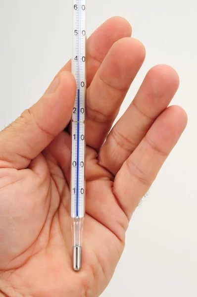 Thermometer bij de hand — Stockfoto
