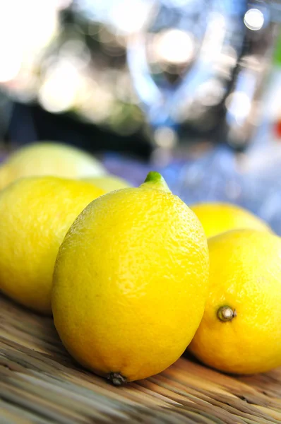 Několik čerstvých citrusů na stůl — Stock fotografie