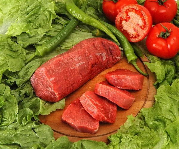 Кусочки мяса на столе мясника — стоковое фото