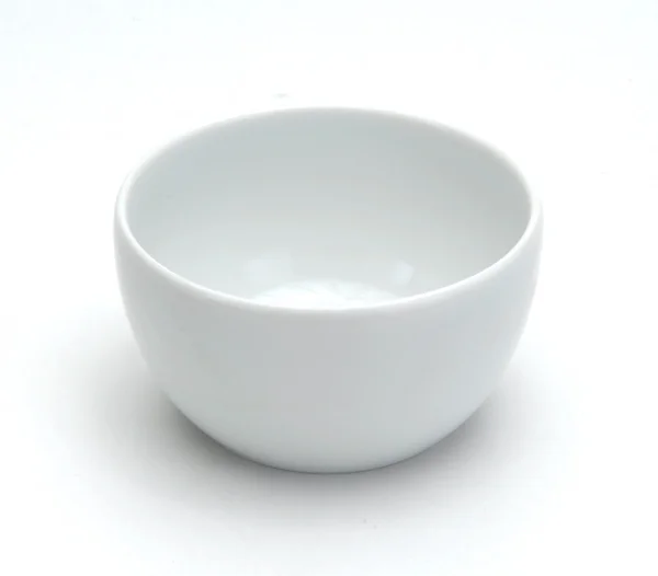 Tigela de cerâmica branca no fundo branco — Fotografia de Stock