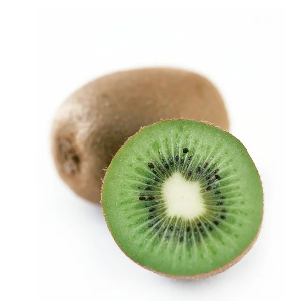 Halbe Kiwi auf weißem Hintergrund — Stockfoto
