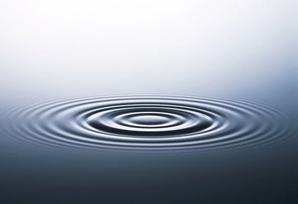 Kruhové vlny padající kapky vody — Stock fotografie