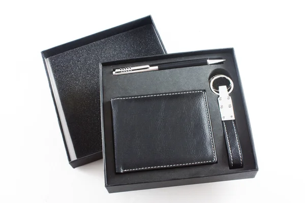 Egy üzletember pénztárca bőrből, toll és elszigetelt fikarcnyi kulcstartó — Stock Fotó
