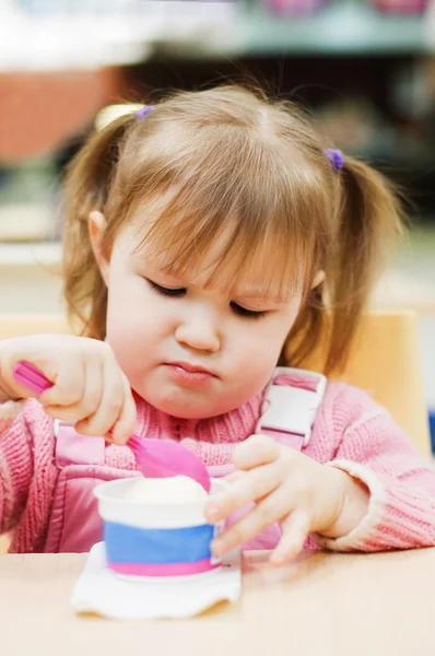 Dziewczynka zjada lody — Zdjęcie stockowe