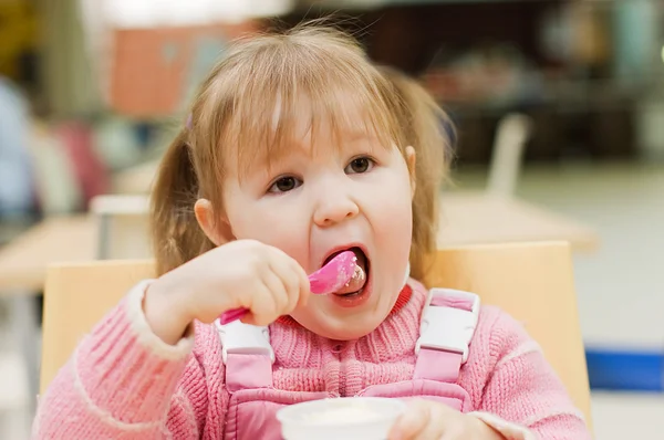 Den lilla flickan äter glass — Stockfoto