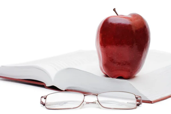 Roter Apfel und Gläser auf dem Buch — Stockfoto