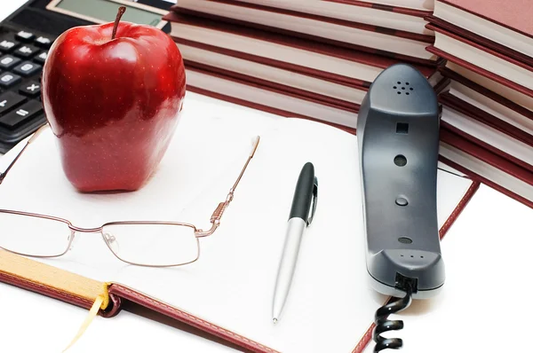 Telefon, Apfel und Brille auf dem Buch — Stockfoto