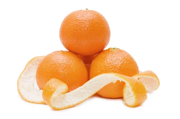 Mandarini freschi isolati su bianco — Foto Stock