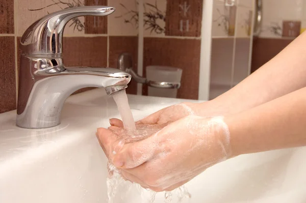 Frau wäscht sich unter Laufen die Hand — Stockfoto