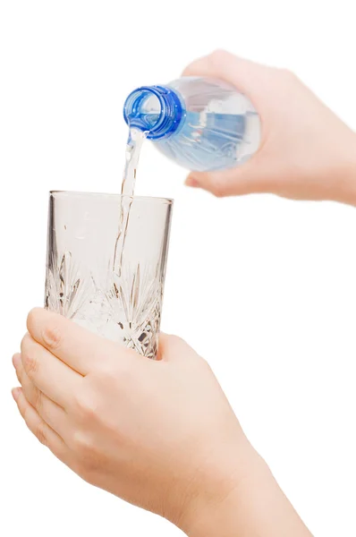 Девушка наливает воду в стакан — стоковое фото