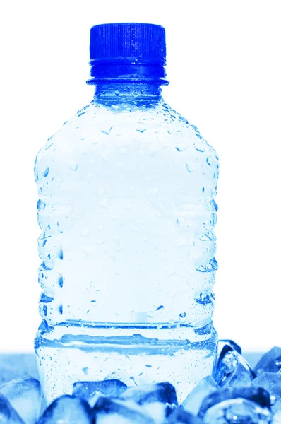Garrafa de água mineral fria com cubos de gelo — Fotografia de Stock